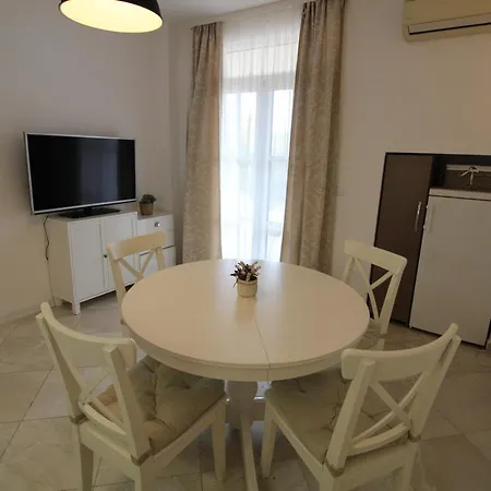 Flores Garden - Menada Apartman