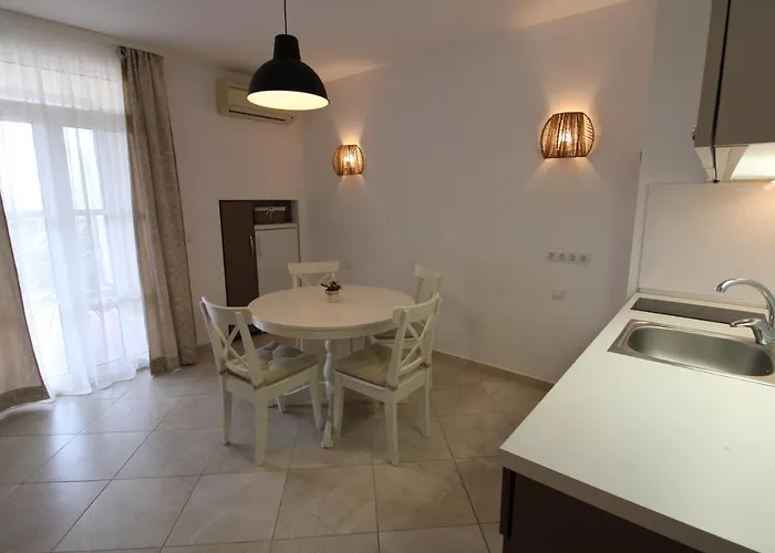 Flores Garden - Menada 체르노모레츠